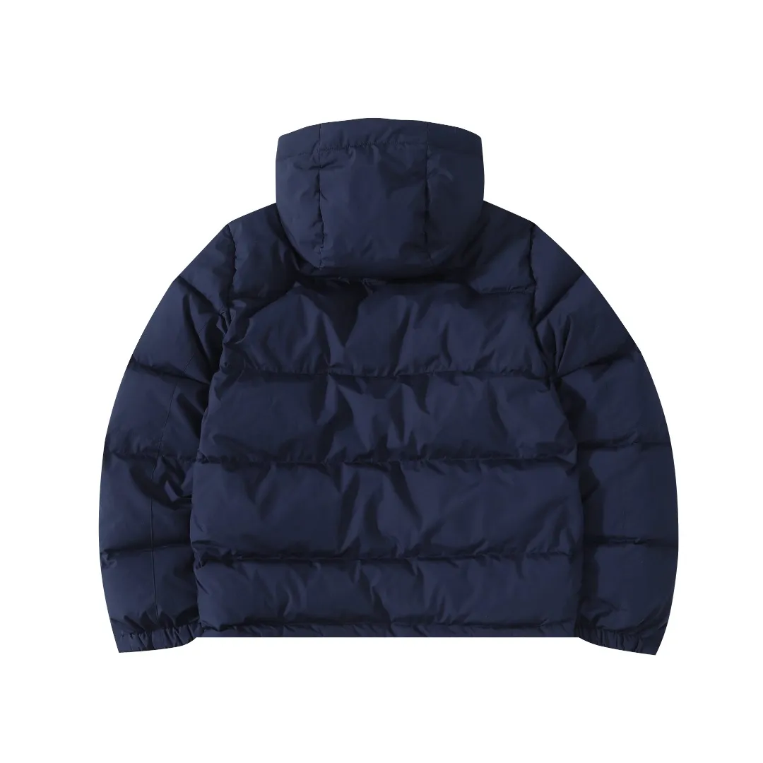 P660 #R54 Ralph Lauren/Ralph Lauren hooded down jacket (top quality, feel free to compare), using imported Barudan embroidery machine, carefully crafted with thousands of needles electric embroidery technology. Imported No. 7 needles and special embroidery thread ensure that every letter of the polo logo is full, three-dimensional and clear, creating the "most expensive embroidery logo" that can be called a work of art. Top-notch velvet core, luxurious warmth. Filled with national standard 80% high-quality white duck down, bringing excellent thermal insulation performance. At the same time, it is lightweight and can quickly regain its fluffiness after compression, bringing you a warm embrace without burden and resisting the harsh winter. Technical fabrics, no fear of wind and snow •Long-lasting fluffy and shape-retaining: High-quality filling ensures that the down jacket is not easy to stiffen and keeps you warm for a long time. •Strict anti-velvet technology: Using 400T gall fabric with pinhole retraction technology, it fundamentally eliminates the phenomenon of velvet leakage and makes wearing more secure. •All-round protective experience: Windproof and waterproof matte fabric, combined with an adjustable hem with a built-in drawstring buckle, can effectively lock in temperature and cold, and cope with changeable weather. Perfect details, creating a classic •Original electroplated YK zipper, smooth and durable, with brand texture highlighted in every detail. •Detachable hood design, one garment can be worn multiple times to meet different occasions and outfit needs. •Original hangtag and washed label, quality guaranteed. Five colors come together for couples to enjoy together: black is cool, beige is gentle, navy is calm, khaki is retro, and green is fresh. Available in five colors, the same style for men and women, it can be worn perfectly as a couple's outfit or a personalized item, becoming an indispensable fashion equipment on the streets in winter. Color: black, khaki, navy blue, army green, beige Size: S M L 66 67
